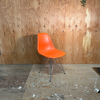 “Vitra” Charles & Ray Eames Molded Plastic Chair [ ORANGE ] ヴィトラ社製 イームズ プラスチック シェル サイドチェア DSR ワイヤーベース